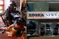 Rozzuření lidé zdemolovali kancelář Nové Číny. Policie v Hongkongu vytáhla slzný plyn