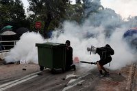 Ochromená doprava a zavřené školy. Policie vytáhla „smrtící sílu“, viní Hongkong USA
