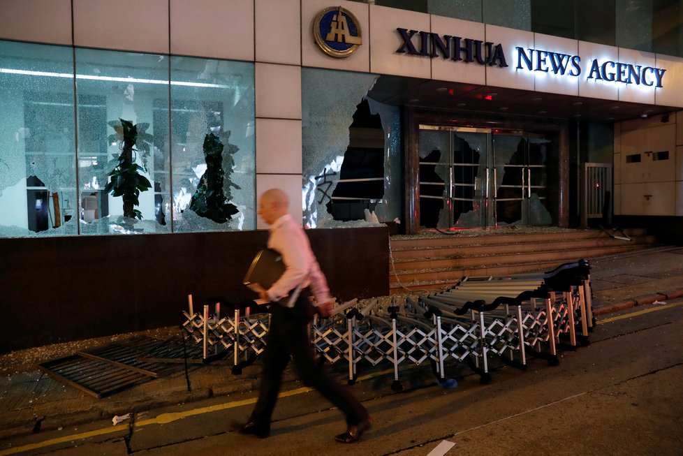 Demonstranti v Hongkongu zdemolovali kancelář agentury Nová Čína (2.11.2019)
