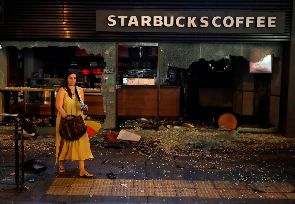 Demonstranti v Hongkongu zdemolovali kancelář agentury Nová Čína, schytal to i Starbucks (2.11.2019)