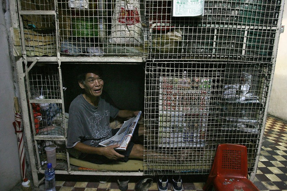 Nejchudší obyvatelé Hongkongu žijí v klecích. Miniaturní, téměř neviditelná obydlí, nejsou o moc větší než rakve.