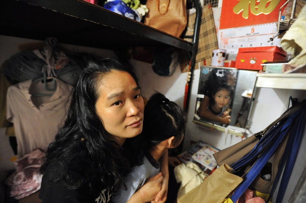 Nejchudší obyvatelé Hongkongu žijí v klecích. Miniaturní, téměř neviditelná obydlí, nejsou o moc větší než rakve.