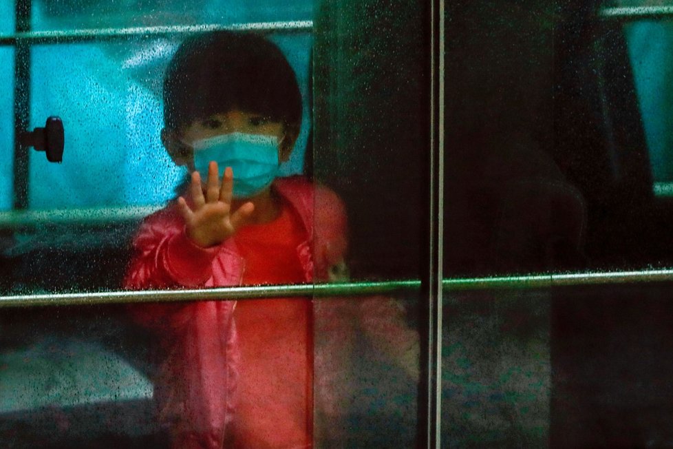 Chlapec z Hongkongu evakuovaný kvůli koronaviru (11. 2. 2020)