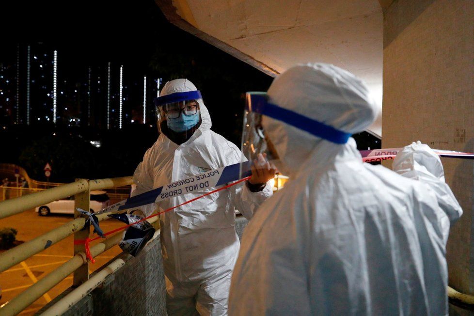 Evakuace kvůli novému koronaviru v rezidenční čtvrti v Hongkongu (11. 2. 2020)