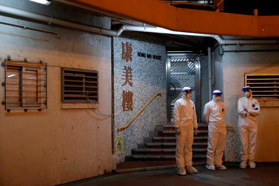 Evakuace kvůli novému koronaviru v rezidenční čtvrti v Hongkongu (11. 2. 2020)