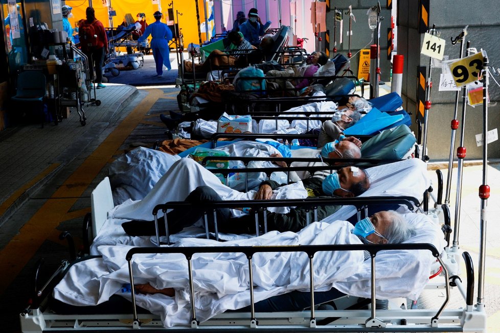Hongkongské nemocnice praskají ve švech, pacienti často čekají na příjem venku na ulici.