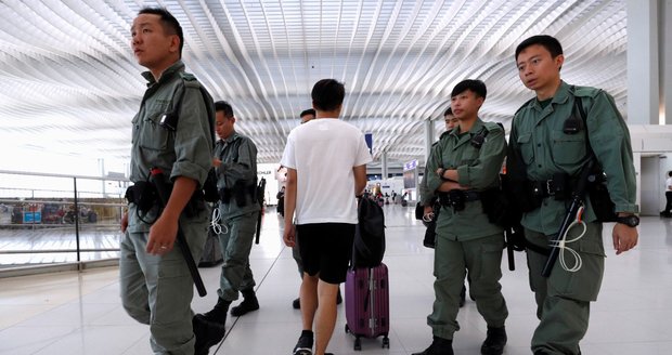 Letiště v Hongkongu má ochromit masivní protest. Bez letenky tam nikdo nesmí