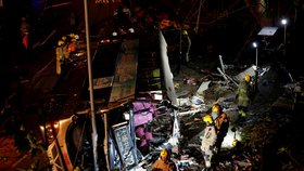 Nehoda dvoupatrového autobusu v Hongkongu si vyžádala 19 obětí a nejméně 40 zraněných