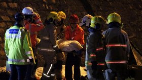 Nehoda dvoupatrového autobusu v Hongkongu si vyžádala 19 obětí a nejméně 40 zraněných