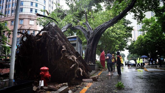 Tajfun Nida se přehnal nočním Hongkongem a ochromil provoz ve městě