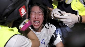 Osvoboďte prosím Hongkong, žádají demonstranti prezidenta Trumpa. Policie je rozhání slzným plynem