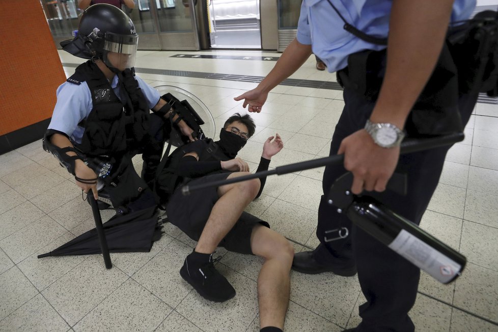 Protesty v Hongkongu pokračují, policie proti demonstrantům zasahuje slzným plynem, vodními děly a gumovými projektily.