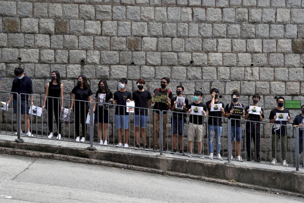 Protesty v Hongkongu pokračují, policie proti demonstrantům zasahuje slzným plynem, vodními děly a gumovými projektily.