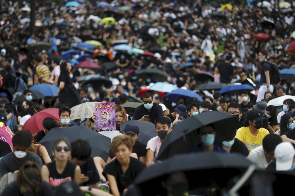 Protesty v Hongkongu pokračují, policie proti demonstrantům zasahuje slzným plynem, vodními děly a gumovými projektily.