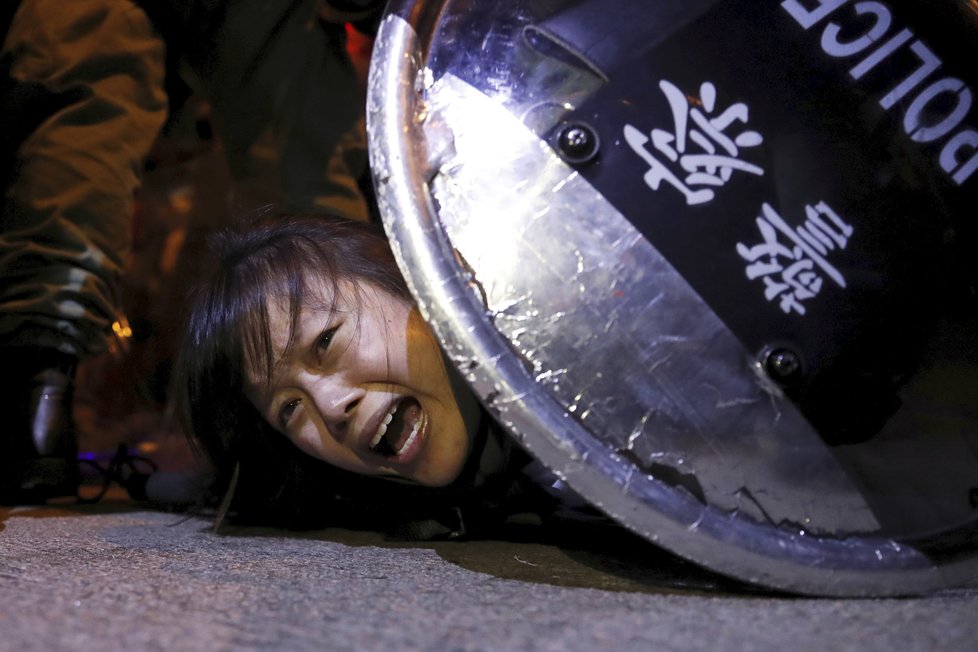 Protesty v Hongkongu pokračují, policie proti demonstrantům zasahuje slzným plynem, vodními děly a gumovými projektily.