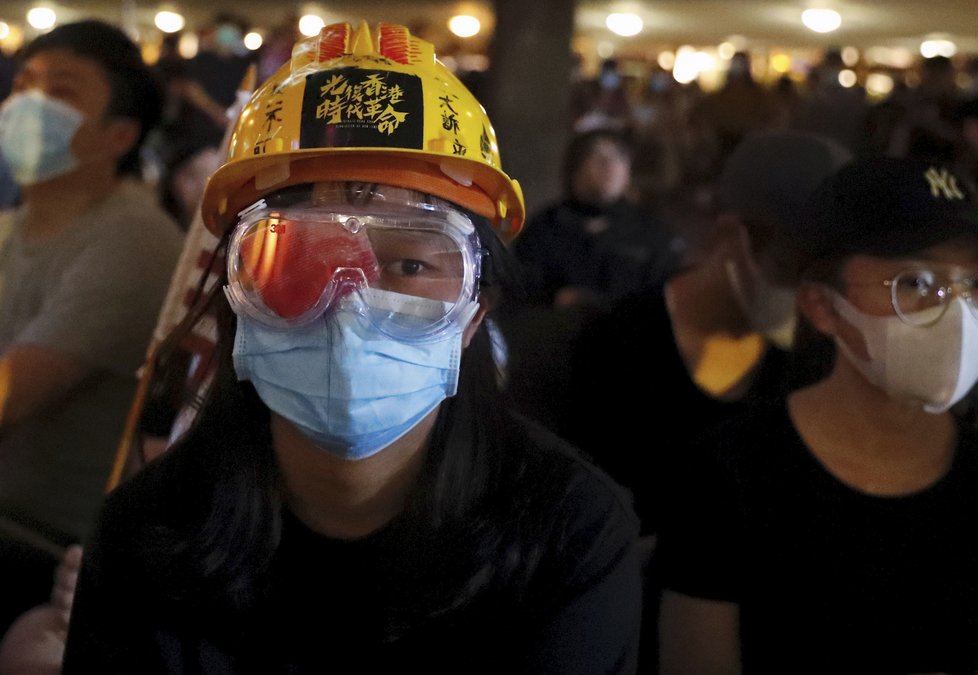Protesty v Hongkongu pokračují, policie proti demonstrantům zasahuje slzným plynem, vodními děly a gumovými projektily.