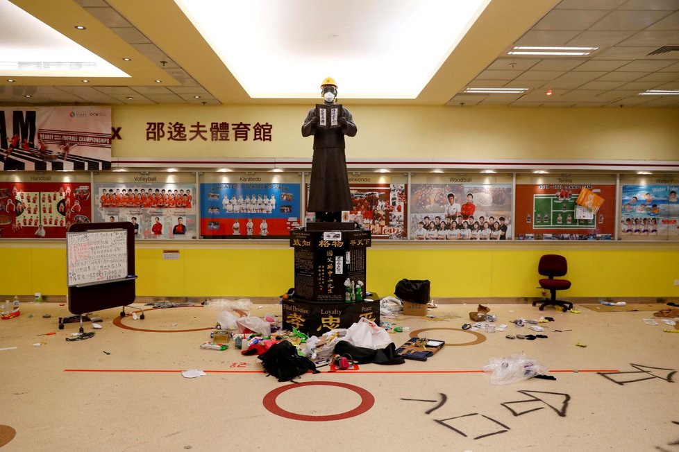 Masové protesty v Hongkongu trvají už několik týdnů. V posledních šesti dnech byla hlavním centrem Polytechnická univerzita, kde se se zabarikádovali studenti. Šest dní byly zavřené také školy