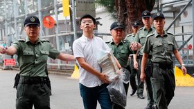 V Hongkongu propustili z vězení dvaadvacetiletého Joshuu Wonga, který byl hlavní osobností tamních studentských protestů v roce 2014. (17.6.2019)