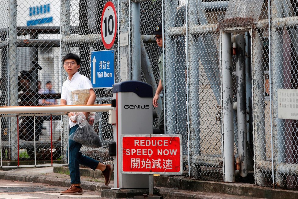 V Hongkongu propustili z vězení dvaadvacetiletého Joshuu Wonga, který byl hlavní osobností tamních studentských protestů v roce 2014. (17.6.2019)