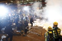Na cestující útočili muži v maskách a s obušky. Zranili 45 lidí v Hongkongu