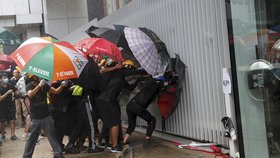 Protesty v Hongkongu pokračují, demonstranti se pokusili vniknout do budovy parlamentu, (1.07.2019).