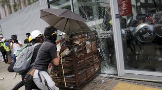 Hongkong zažil další silné protesty, policie rozháněla demonstranty