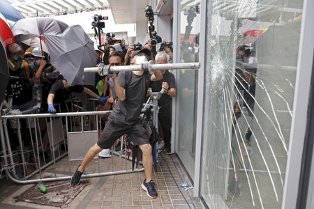 Protesty v Hongkongu pokračují, demonstranti se pokusili vniknout do budovy parlamentu, (1.07.2019).