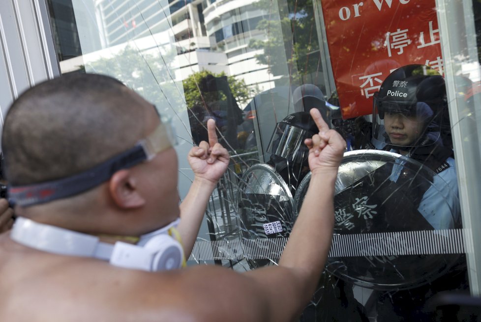 Protesty v Hongkongu pokračují, demonstranti se pokusili vniknout do budovy parlamentu, (1.07.2019).