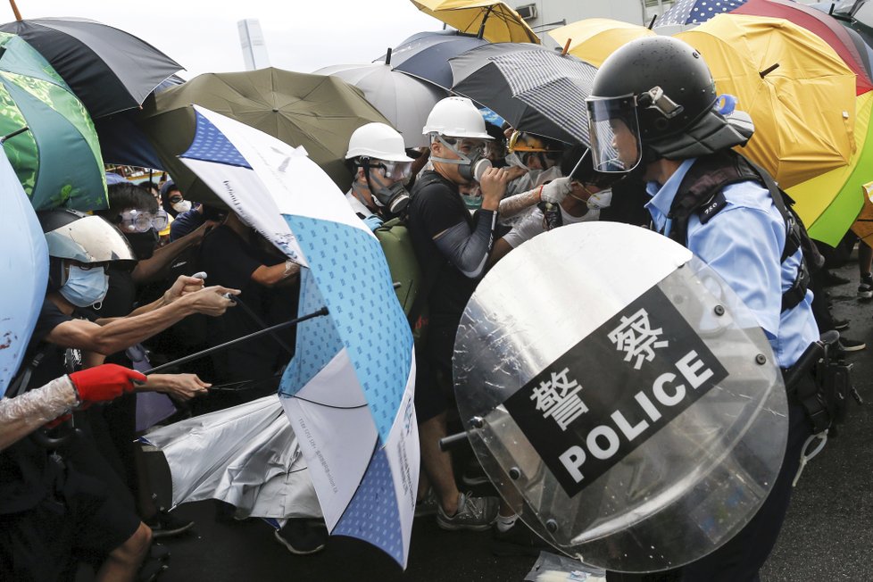 Protesty v Hongkongu pokračují, demonstranti se pokusili vniknout do budovy parlamentu, (1.07.2019).