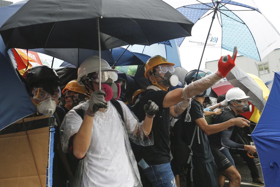 Protesty v Hongkongu pokračují, demonstranti se pokusili vniknout do budovy parlamentu, (1.07.2019).
