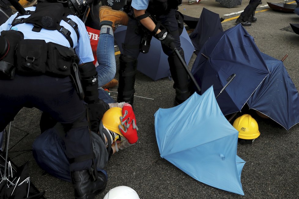 Protesty v Hongkongu pokračují, demonstranti se pokusili vniknout do budovy parlamentu, (1.07.2019).