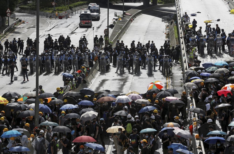 Protesty v Hongkongu pokračují, demonstranti se pokusili vniknout do budovy parlamentu, (1.07.2019).