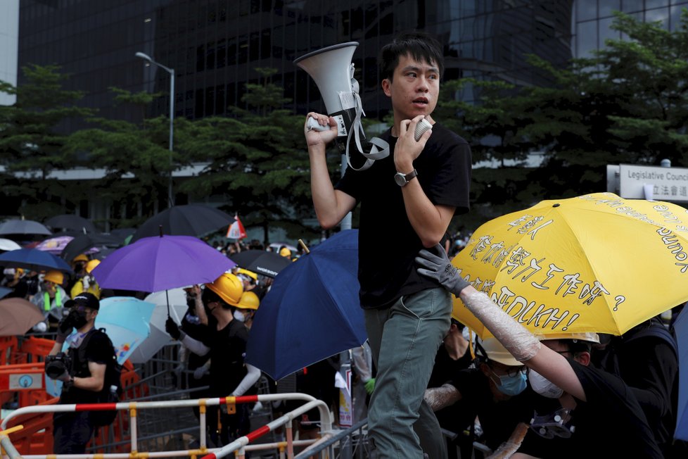 Protesty v Hongkongu pokračují, demonstranti se pokusili vniknout do budovy parlamentu, (1.07.2019).