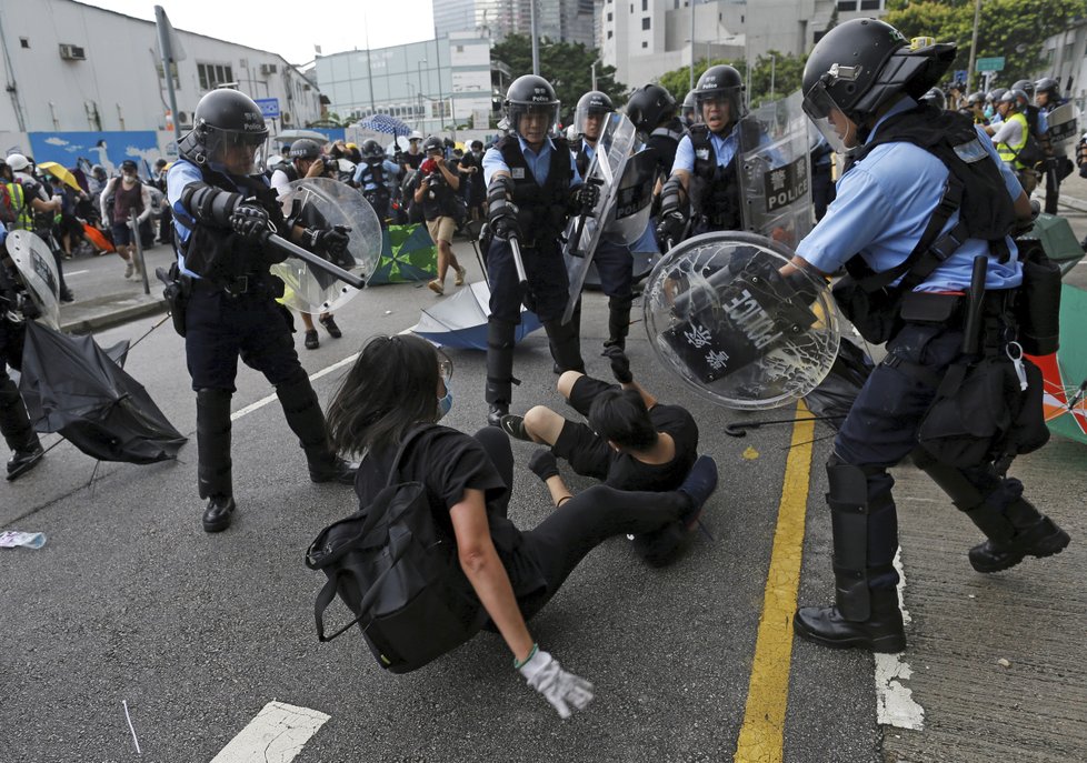 Protesty v Hongkongu pokračují, demonstranti se pokusili vniknout do budovy parlamentu, (1.07.2019).