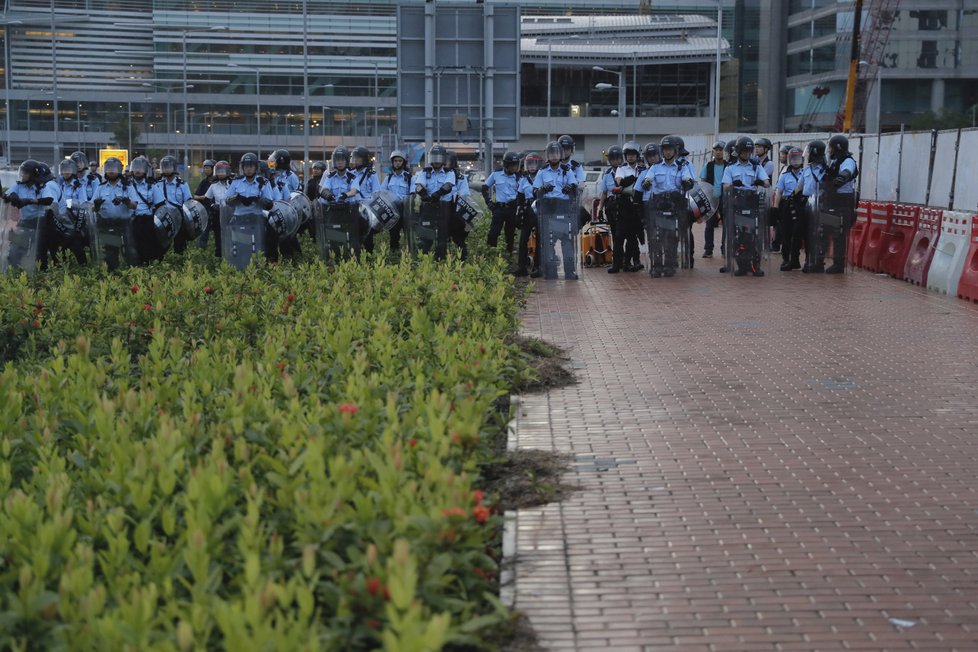 Protesty v Hongkongu pokračují, demonstranti se pokusili vniknout do budovy parlamentu, (1.07.2019).