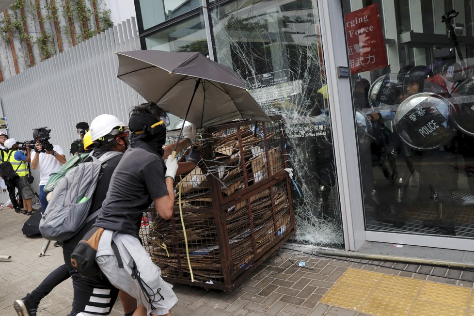 Protesty v Hongkongu pokračují, demonstranti se pokusili vniknout do budovy parlamentu, (1.07.2019).