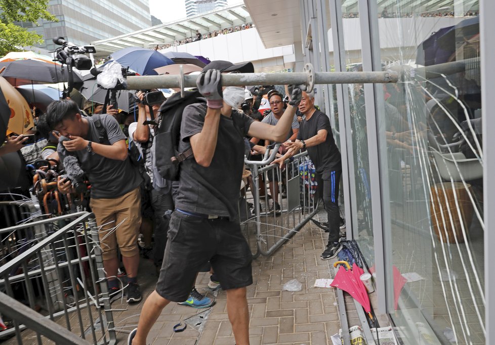 Protesty v Hongkongu pokračují, demonstranti se pokusili vniknout do budovy parlamentu, (1.07.2019).