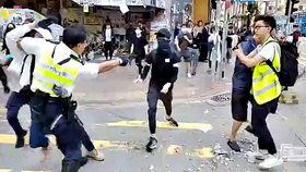 Policisté v Hongkongu na demonstranty střílí ostrými náboji
