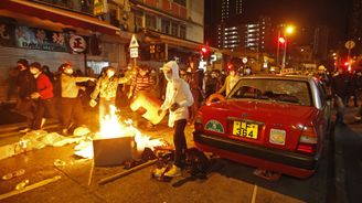 Rybí kuličky nedáme! Stánkaři se v Hongkongu servali s policií