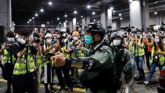 V Hongkongu zatkli představitele opozice za loňské protesty 