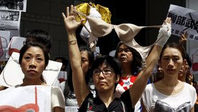 Hongkong protestoval proti rozsudku pasujícímu ňadra na zbraň.