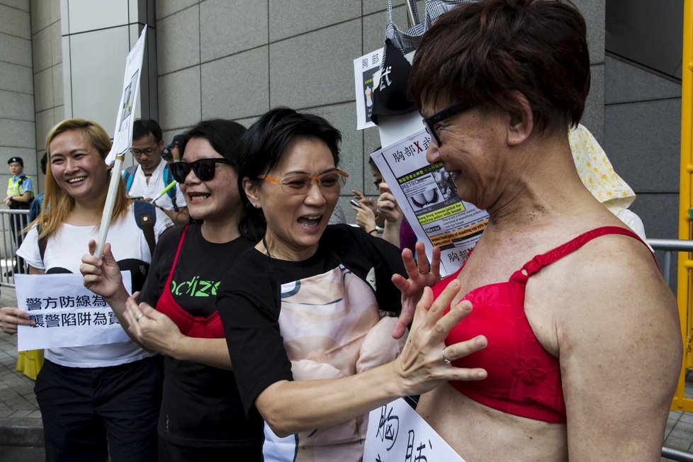 Hongkong protestoval proti rozsudku pasujícímu ňadra na zbraň.