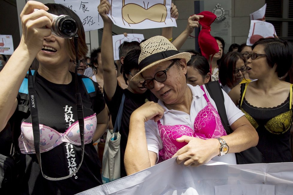 Hongkong protestoval proti rozsudku pasujícímu ňadra na zbraň.