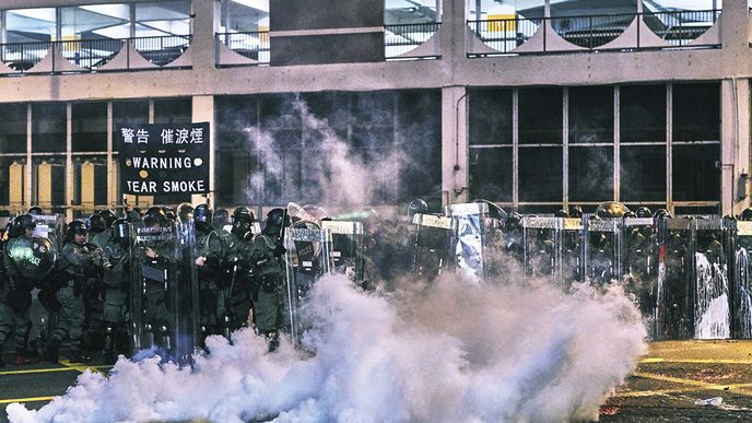 Tři čtvrtiny obyvatel Hongkongu  se přes svůj etnický původ  nepovažují za Číňany. Jejich vláda  je však pevninské Číně nakloněná.