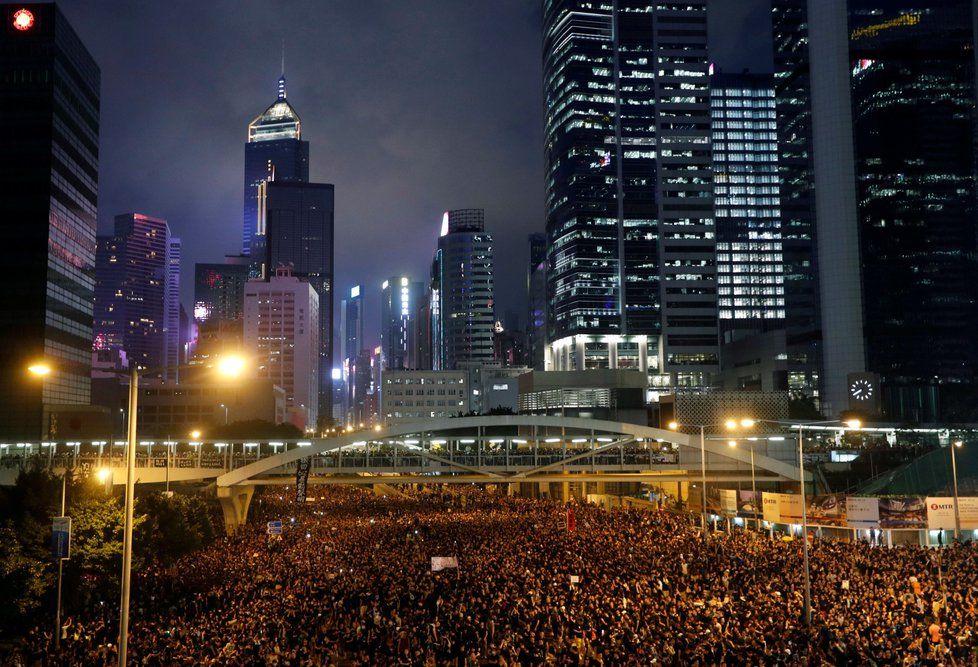 Masivní protest v Hongkongu požadoval odstoupení jeho správkyně (16. 6. 2019)