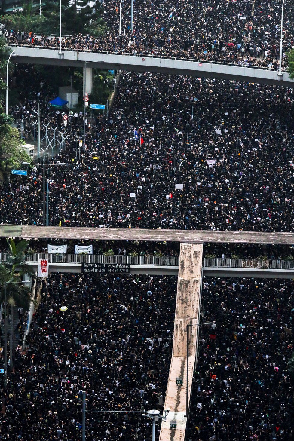 Masivní protest v Hongkongu požadoval odstoupení jeho správkyně (16. 6. 2019)