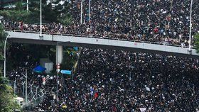 Masivní protest v Hongkongu požadoval odstoupení jeho správkyně (16. 6. 2019)