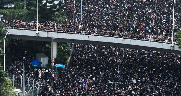 V Hongkongu protestovaly dva miliony lidí. Omluva správkyně jim byla málo
