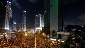 Masivní protest v Hongkongu požadoval odstoupení jeho správkyně (16. 6. 2019)