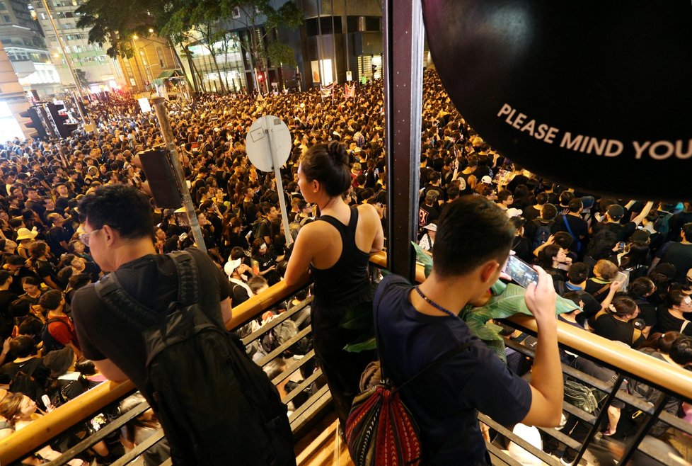 Masivní protest v Hongkongu požadoval odstoupení jeho správkyně (16. 6. 2019)